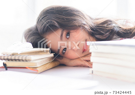 Kid studying 73424445