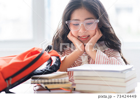 Kid studying 73424449