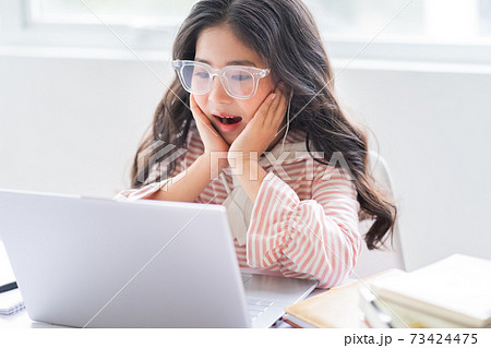 Kid studying 73424475