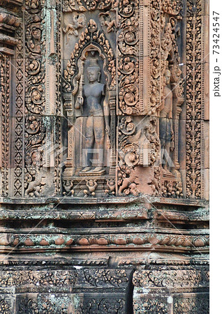カンボジア　バンテアイ・スレイ遺跡のデヴァター 73424547