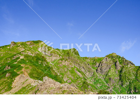 夏、快晴の空と谷川岳双耳峰 73425404