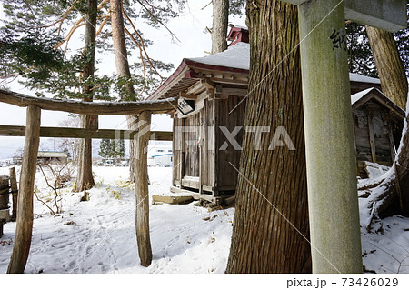 雪の遠野遺産　かっぱ淵の稲荷堂 73426029