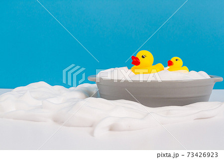 おもちゃのアヒルとせっけんの泡 入浴イメージ素材 おもちゃのアヒルとせっけんの泡 入浴イメージ素材 73426923
