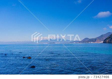 （静岡県）駿河湾越しに、冬の富士山 73427466