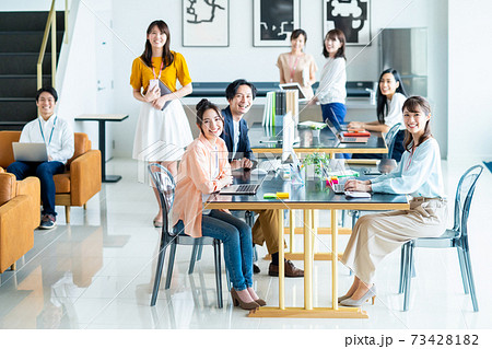 大勢のオフィスのエンジニア 大勢のオフィスのエンジニア 73428182