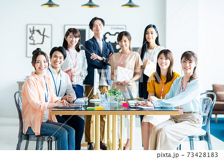 大勢のオフィスのエンジニア　 73428183