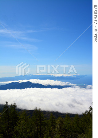信仰の対象と芸術の源泉～富士山5合目の絶景 73428579