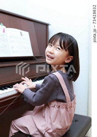 アップライトピアノを弾く5歳の女の子 アップライトピアノを弾く5歳の女の子 73428632
