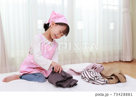 洗濯物をたたむお手伝をする5歳の女の子の写真素材 [73428881] - PIXTA
