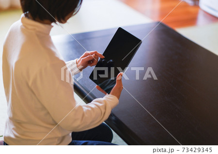 和室　女性　日本人　タブレット　iPad 73429345