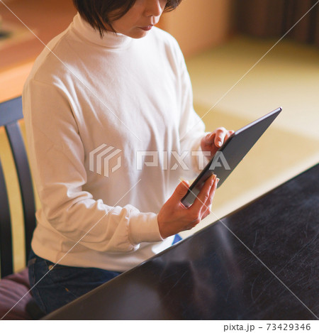 和室 女性 日本人 タブレット iPad 和室 女性 日本人 タブレット iPad 73429346