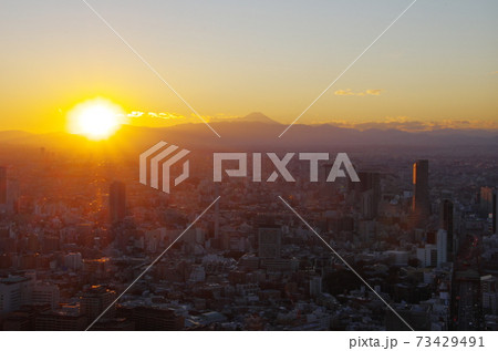 東京夕景・六本木ヒルズ屋上スカイデッキから富士山と沈む夕日を望む 73429491