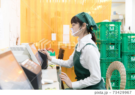 スーパーの裏方で働く人々 商品受け入れ スーパーの裏方で働く人々 商品受け入れ 73429967