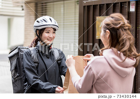 女性配達員　デリバリー 73430144