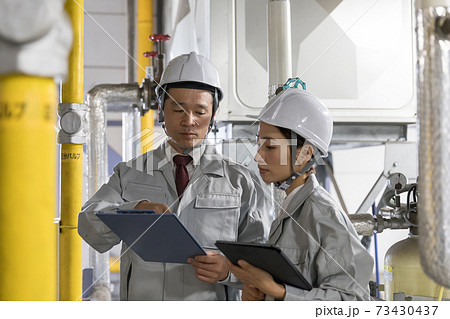 工場施設で設備メンテナンスをする作業員 教える教育OJT 工場施設で設備メンテナンスをする作業員 教える教育OJT 73430437