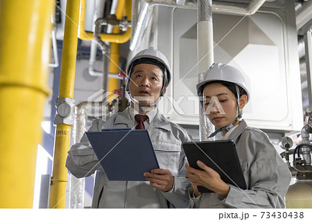 工場施設で設備メンテナンスをする作業員　教える教育OJT 73430438