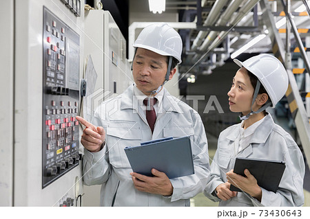 工場施設で働く作業員 教える教育OJT 工場施設で働く作業員 教える教育OJT 73430643
