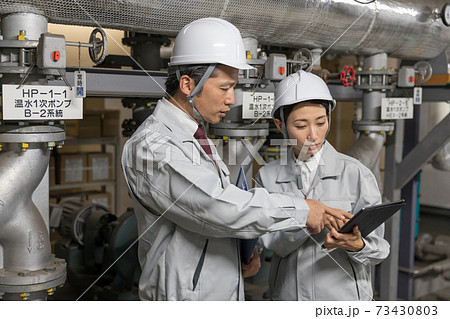 工場施設で設備メンテナンスをする作業員　教える教育OJT 73430803