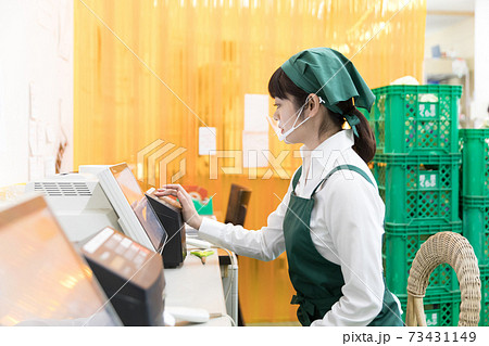 スーパーの裏方で働く人々 商品受け入れ スーパーの裏方で働く人々 商品受け入れ 73431149