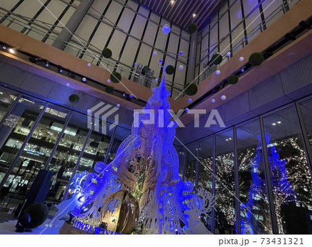2020年の東京丸の内の丸ビルのクリスマスイルミネーション 73431321