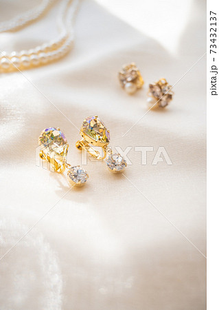 イヤリングとネックレス　パール　ラインストーン　ビジュー　クラシカル　アクセサリー 73432137