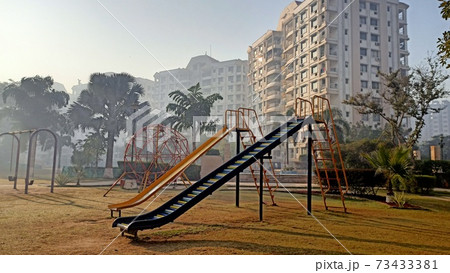 インドの朝の公園とすべり台 73433381