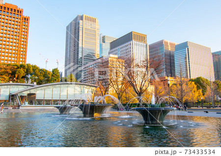 都会のビル群の中にある噴水のある公園 都会のビル群の中にある噴水のある公園 73433534