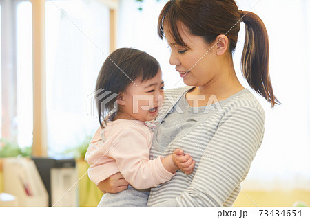 泣き叫ぶ赤ちゃん 保育園 幼稚園 泣き叫ぶ赤ちゃん 保育園 幼稚園 73434654