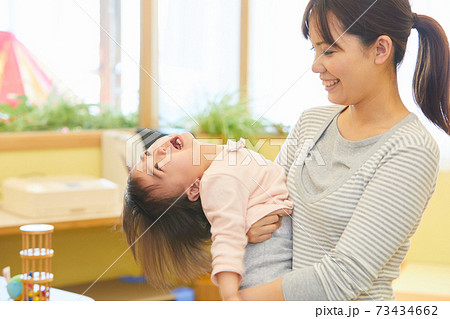 泣き叫ぶ赤ちゃん　保育園　幼稚園 73434662