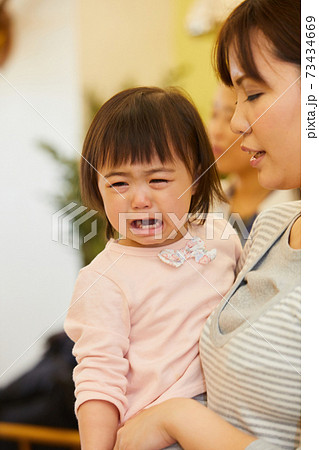 泣き叫ぶ赤ちゃん　保育園　幼稚園 73434669