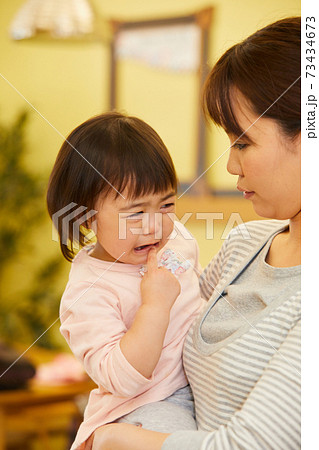 泣き叫ぶ赤ちゃん 保育園 幼稚園 泣き叫ぶ赤ちゃん 保育園 幼稚園 73434673