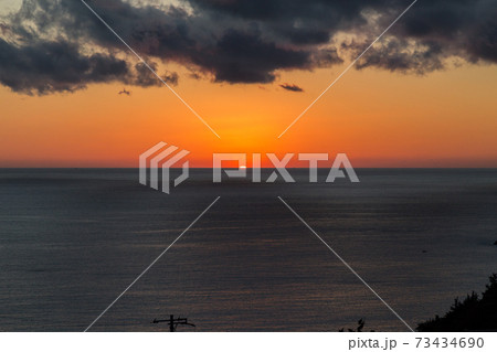水平線に沈む夕日 水平線に沈む夕日 73434690