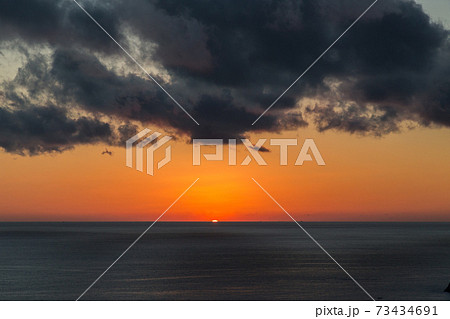 水平線に沈む夕日 水平線に沈む夕日 73434691