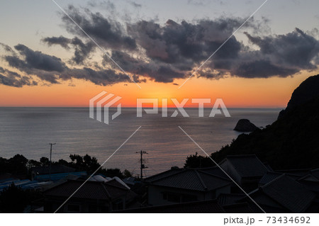 水平線に沈む夕日 水平線に沈む夕日 73434692