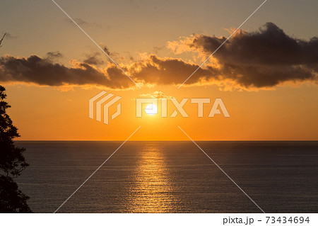水平線に沈む夕日 水平線に沈む夕日 73434694
