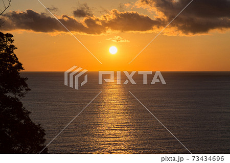 水平線に沈む夕日 水平線に沈む夕日 73434696