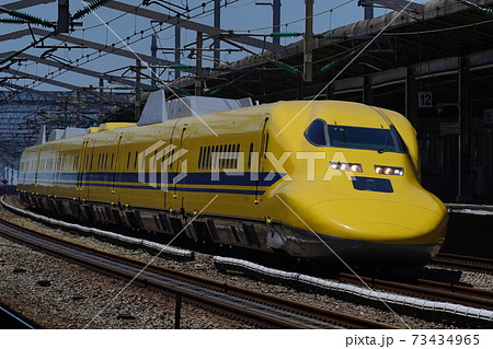 ドクターイエロー西明石駅を通過923型幸せの黄色い新幹線 ドクターイエロー西明石駅を通過923型幸せの黄色い新幹線 73434965
