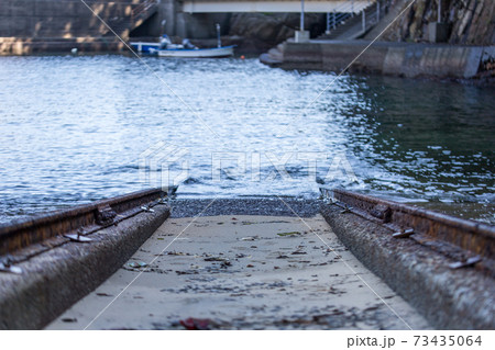 海に続く線路の写真素材