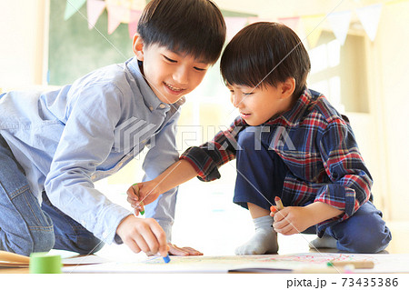 お絵描きをする幼い男の子 73435386