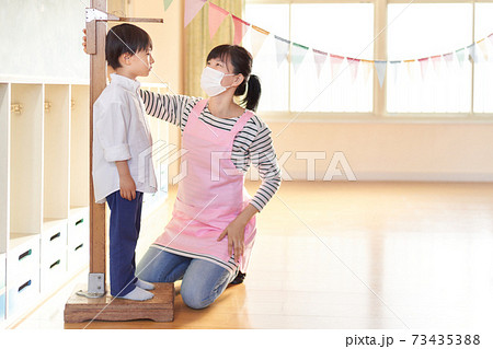 身長測定をしている男の子 73435388