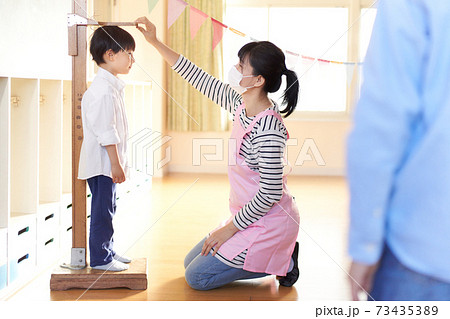 身長測定をしている男の子 73435389