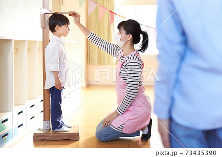 身長測定をしている男の子 73435390
