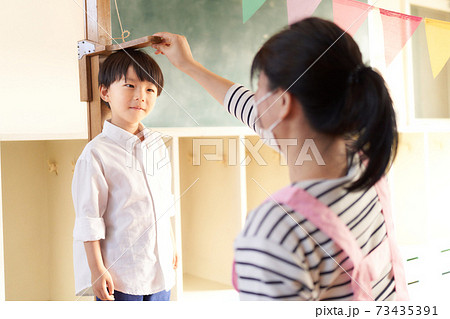 身長測定をしている男の子 73435391