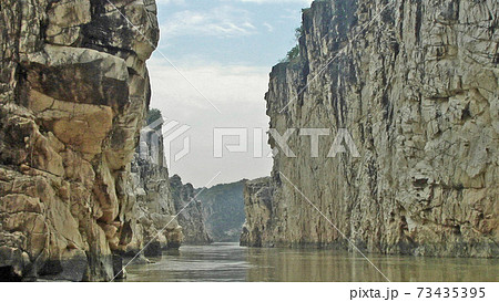 切り立った大理石の渓谷を流れるジャバルプール、ナルマダ 切り立った大理石の渓谷を流れるジャバルプール、ナルマダ 73435395