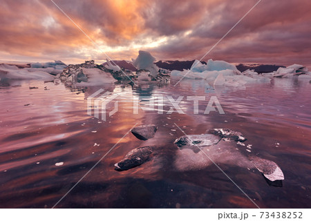 Icebergs in Jokulsarlon glacial lagoon Icebergs in Jokulsarlon glacial lagoon 73438252