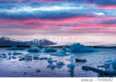 Icebergs in Jokulsarlon glacial lagoon 73438262