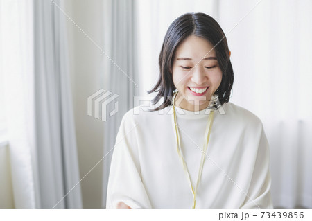 家で仕事をする若い女性 73439856
