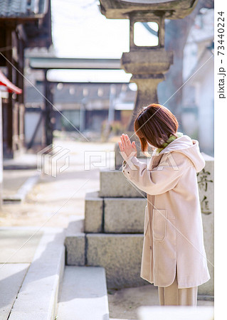 手を合わせて祈るアラフォー主婦 73440224