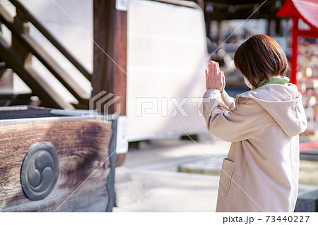 手を合わせて祈るアラフォー主婦 73440227