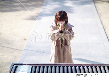 手を合わせて祈るアラフォー主婦 手を合わせて祈るアラフォー主婦 73440229